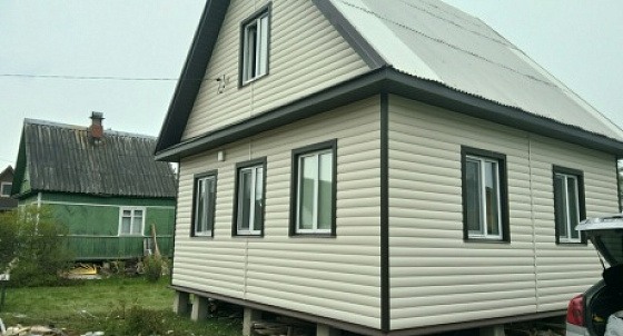 Отделка виниловым блокхаусом садового дома в Дунай